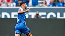 Úto�ník Adam Hlo�ek z Hoffenheimu práv� p�ekonal branká�e Fabiana Bredlowa ze...