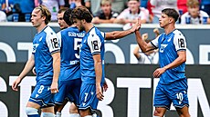 Fotbalisté Hoffenheimu se radují z gólu Adama Hlo�ka.