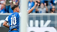 Úto�ník Adam Hlo�ek z Hoffenheimu oslavuje vst�elený gól.