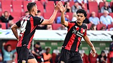 Úto�ník Patrik Schick z Leverkusenu (vlevo) slaví vst�elený gól.