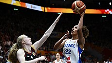 Francouzka Marieme Badianeová úto�í p�es Friedu Bühnerovou z N�mecka.