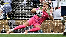 Branká� Antonín Kinský zasahuje v utkání proto Evertonu.