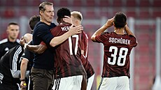 Spar�anský k�ídelník John Mercado slaví sv�j gól s trenérem Brianem Priskem.