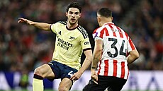 Zálo�ník Declan Rice z Arsenalu s mí�em proti Granitu Xhakovi ze Sunderlandu