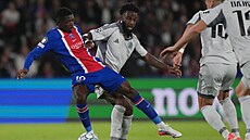 Dvougólový Ousmane Dembélé z PSG svád�l souboje o mí� s protihrá�em ze Slovanu...