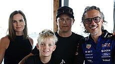 Robin Räikkönen (vep�edu) podepsal smlouvu s Red Bullem. Za ním stojí jeho...