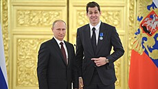 Jevgenij Malkin (vpravo) pózuje vedle ruského prezidenta Vladimira Putina.