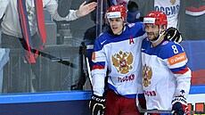 Jevgenij Malkin (vlevo) a Alexandr Ove�kin se radují z gólu Ruska.