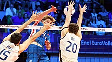 Bloka� Jakub Klajmon se sna�í prorazit italský blok.
