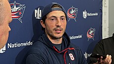Hokejový obránce Zach Werenski z Columbusu hovo�í s noviná�i.
