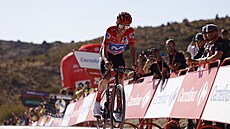 �pan�lský cyklista Enric Mas z Movistaru dojí�dí s úsm�vem do cíle 20. etapy...