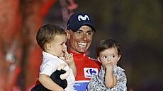 Celkový vít�z cyklistické Vuelty, Enric Mas z Movistaru, slaví i se svými...