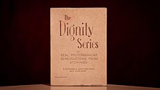 Sada �esti váno�ních p�ání s obálkami ze série Dignity Series, nalezená b�hem...