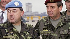 Podplukovník Karel Blahna (vlevo) a generál Karel Kuba p�i náv�t�v� ministra...