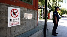 Cedule upozor�ující na zákaz pou�ívání dron� v Pekingu. �ínská metropole od...