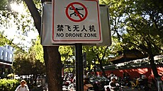 Cedule upozor�ující na zákaz pou�ívání dron� v Pekingu. �ínská metropole od...