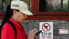 Cedule upozor�ující na zákaz pou�ívání dron� v Pekingu. �ínská metropole od...