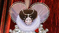 Moderátorka Whoopi Goldbergová vystupuje jako královna Al�b�ta II. v kostýmu od...