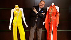 Módní a kostýmní návrhá� Bob Mackie pózuje se dv�ma ze svých ikonických model�...