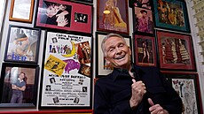 Kostýmní a módní návrhá� Bob Mackie pózuje mezi p�edm�ty p�ipomínajícími jeho...
