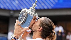 N�mecký tenista Alexander Zverev pózuje s trofejí pro �ampiona US Open.