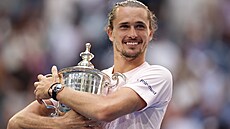 N�mecký tenista Alexander Zverev pózuje s trofejí pro �ampiona US Open.