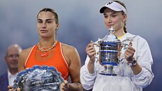 Jelena Rybakinová (vpravo) pózuje s trofejí pro �ampionku US Open, vedle ní...