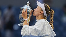 Jelena Rybakinová (vpravo) pózuje s trofejí pro �ampionku US Open.