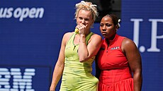Kate�ina Siniaková a Taylor Townsendová se domlouvají v deblovém finále US Open.