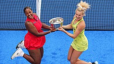 Kate�ina Siniaková a Taylor Townsendová pózují s trofejí pro �ampionky �ty�hry...