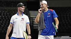 Jakub Men�ík se svým trenérem Tomá�em Josefusem na tréninku �eských tenist�...