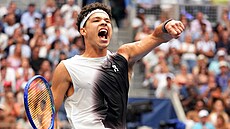 Americký tenista Ben Shelton se hecuje ve finále US Open.