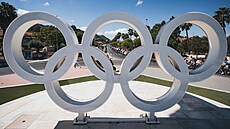 Peloton projí�dí kolem �pan�lského olympijského st�ediska u Málagy v 19. etap�...