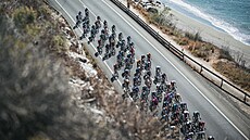 Peloton na pob�e�í St�edozemního mo�e v 19. etap� Vuelty.