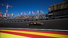 Lando Norris projí�dí zatá�kou La Monumental na okruhu Madring.