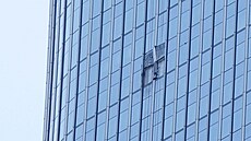 V Pekingu narazilo lehké letadlo do mrakodrapu Na budov� CITIC Tower, nejvy��í...