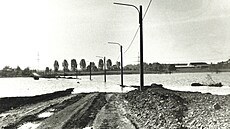 Dobová fotografie dokládající zátopu poddolované karvinské �ásti Darkov. Na...
