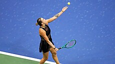 B�loruska Aryna Sabalenková servíruje v semifinále US Open.