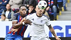 Václav Sejk v souboji o mí� se Sampsonem Dwehem.