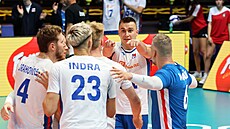 Sme�a� Luká� Va�ina (�elem) se raduje se svými spoluhrá�i z bodu.