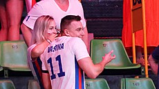 Reprezenta�ní sme�a� Luká� Va�ina na tribun� v Moden� se svými nejbli��ími, s...