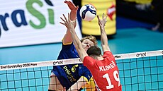 Jacob Ekman na ME volejbalist� sme�uje p�es blok Antonína Klime�e.