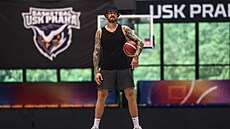 Patrik Auda pózuje s mí�em po p�íchodu do USK.