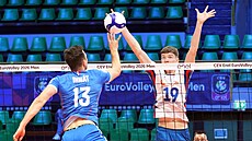 Bloka� Antonín Klime� se sna�í zastavit útok Jakuba Ihnáta.