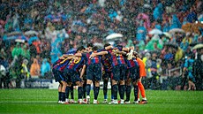 Tým Barcelony p�ed výkopem zápasu s Feynoordem. Na Camp Nou se sná�el silný...