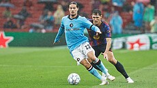 Tým Barcelony p�ed výkopem zápasu s Feynoordem. Na Camp Nou se sná�el silný...