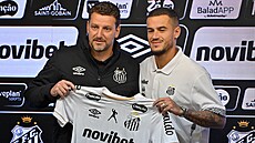 Coutinho na tiskové konferenci, kde byl p�edstaven jako nová posila Santosu.