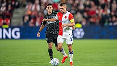 Slávisa Michal Sadílek v souboji s hrá�em soupe�e.