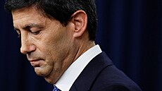 P�edseda Americké centrální banky Kevin Warsh po�ádá tiskovou konferenci po...