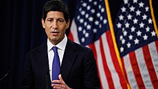 P�edseda Americké centrální banky Kevin Warsh po�ádá tiskovou konferenci po...